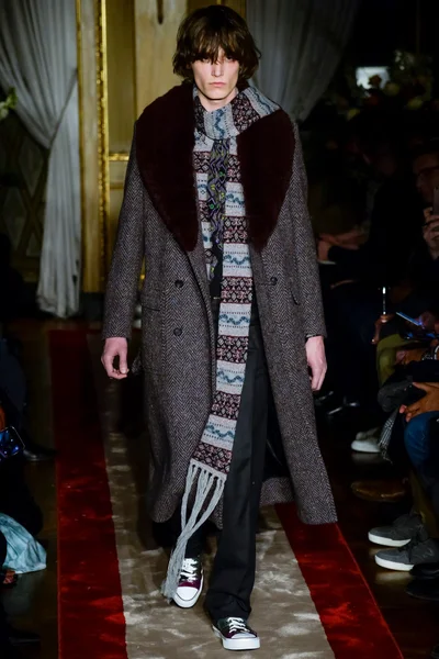 Look 10